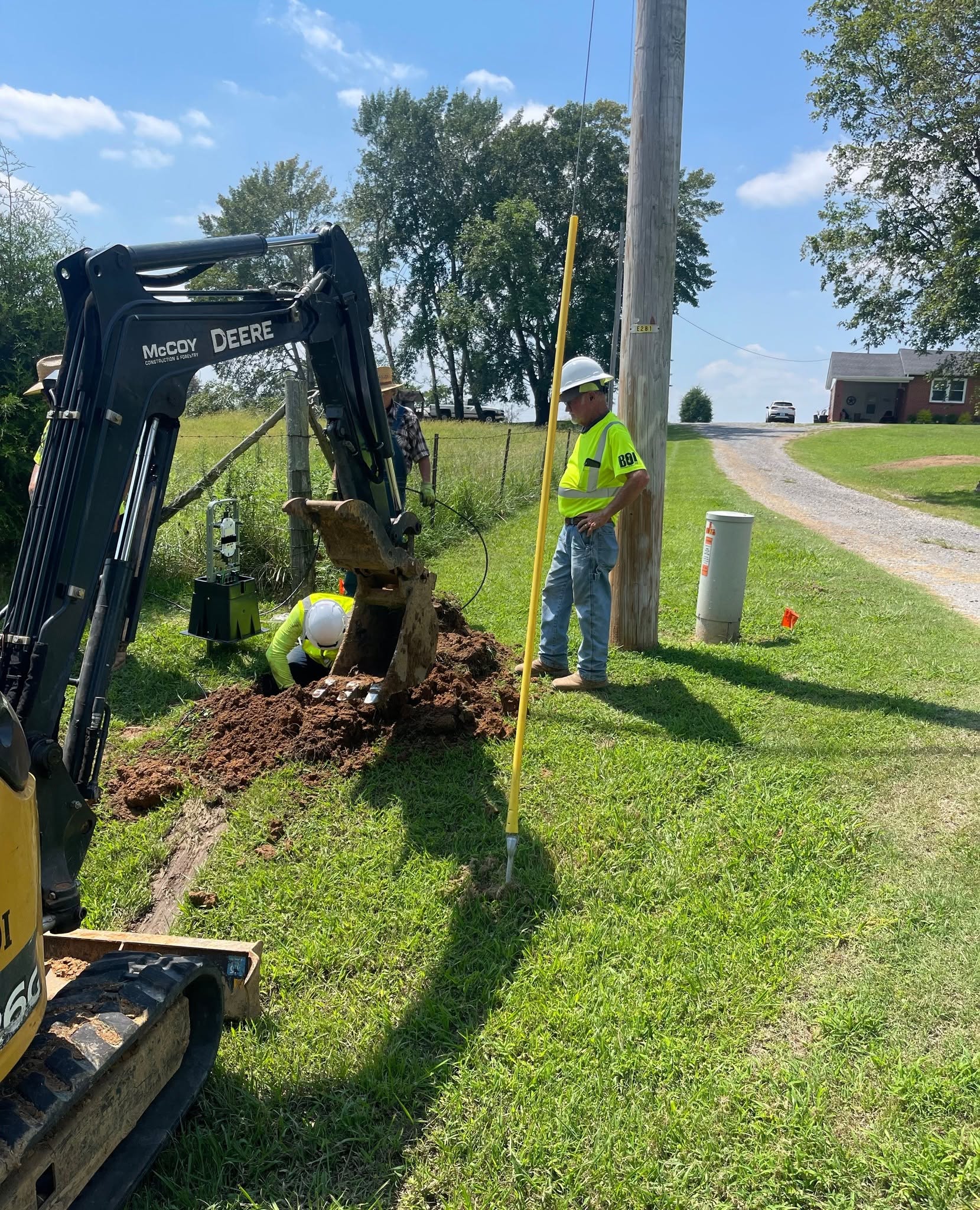 BOI excavation crew on an underground fiber route